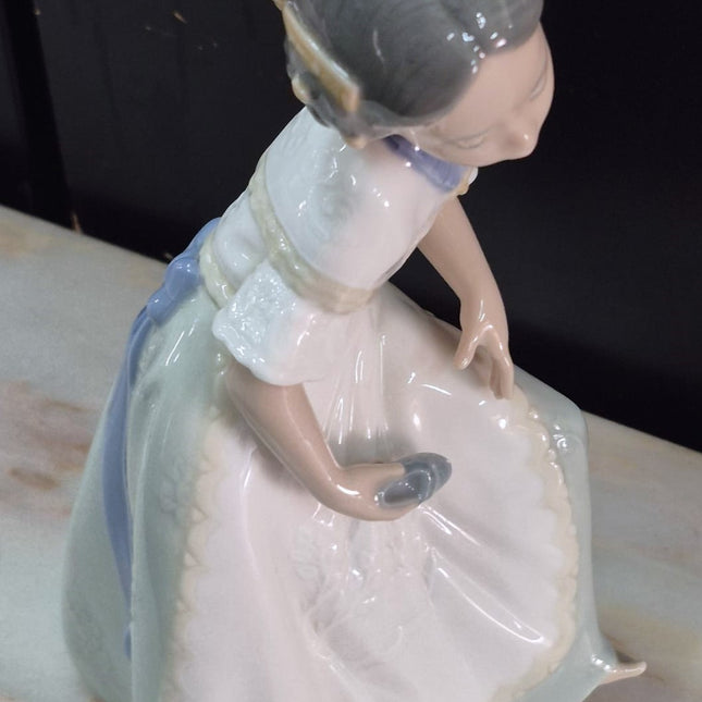 FIGURA DECORATIVA DE PORCELANA