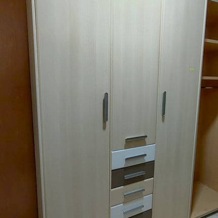 ARMARIO TRES PUERTAS