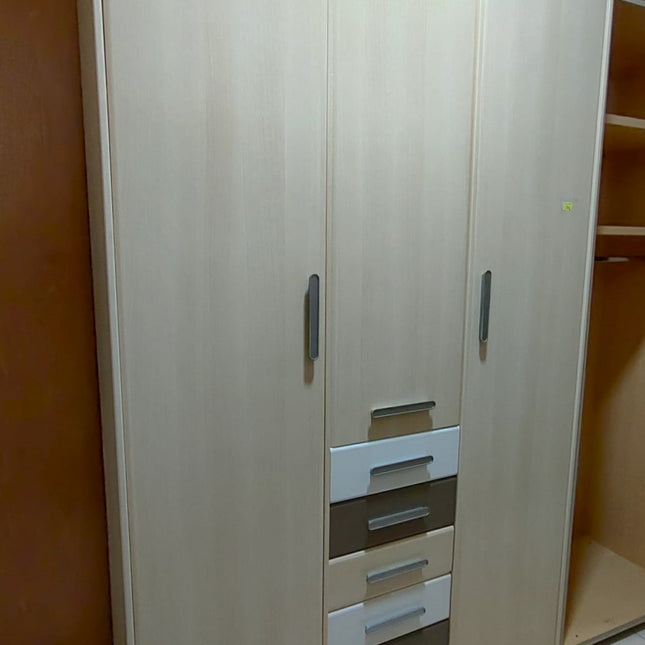 ARMARIO TRES PUERTAS