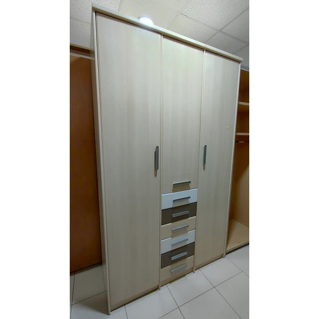 ARMARIO TRES PUERTAS