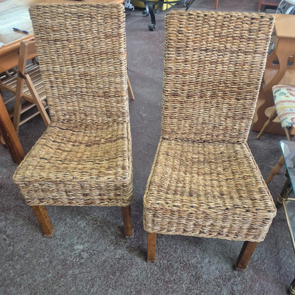 DOS SILLAS DE MIMBRE
