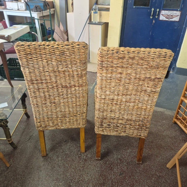 DOS SILLAS DE MIMBRE