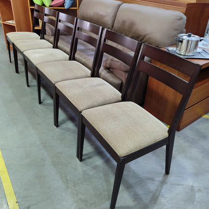 MESA EXTENSIBLE CON SEIS SILLAS