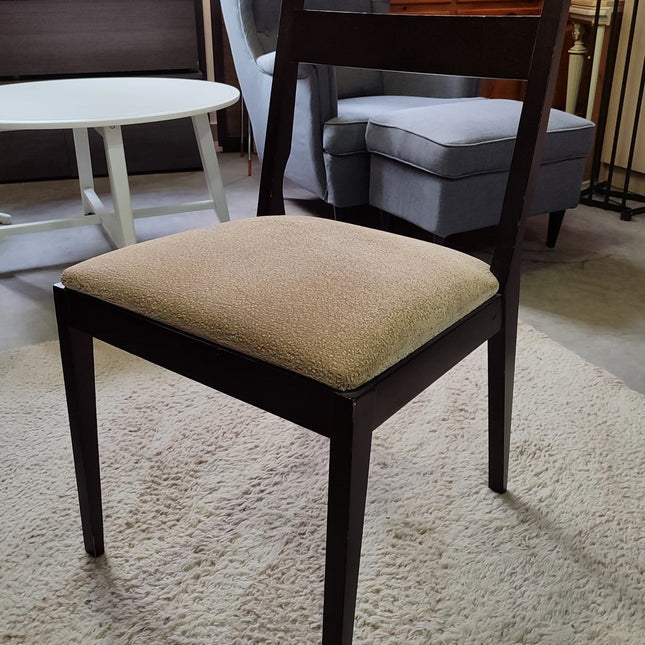 MESA EXTENSIBLE CON SEIS SILLAS