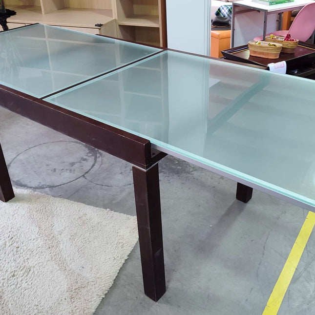 MESA EXTENSIBLE CON SEIS SILLAS