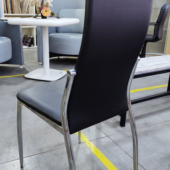 MESA EXTENSIBLE "BJURSTA" Y SEIS SILLAS