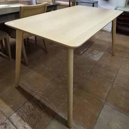 MESA CON SILLAS