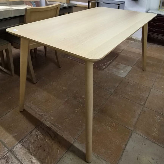 MESA CON SILLAS