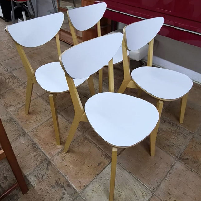 MESA CON SILLAS