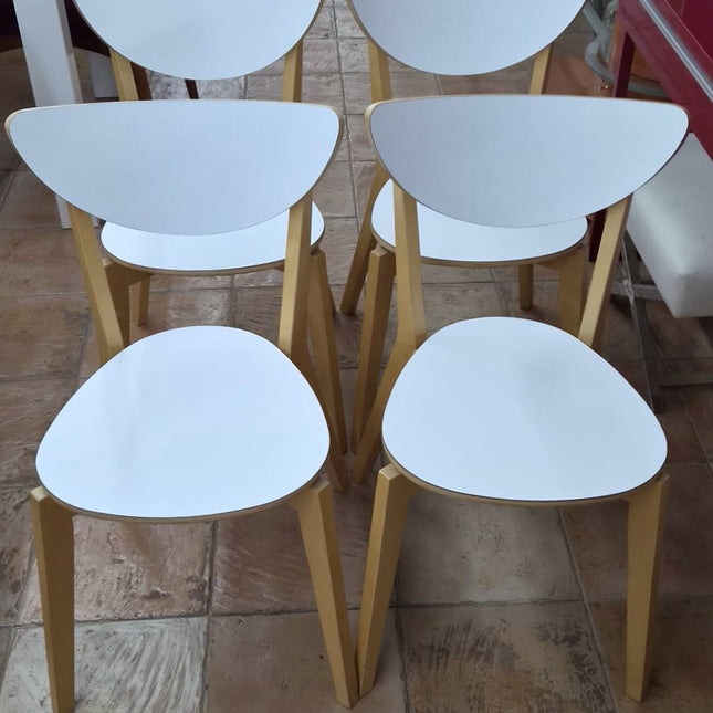 MESA CON SILLAS