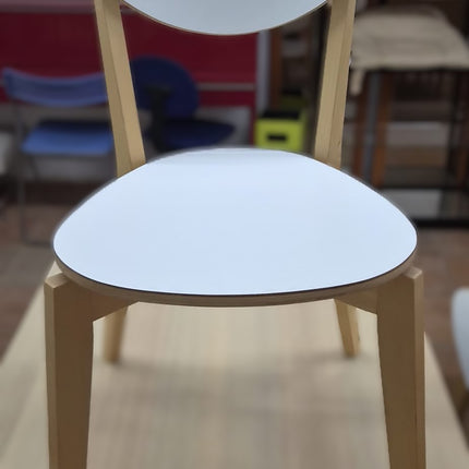 MESA CON SILLAS