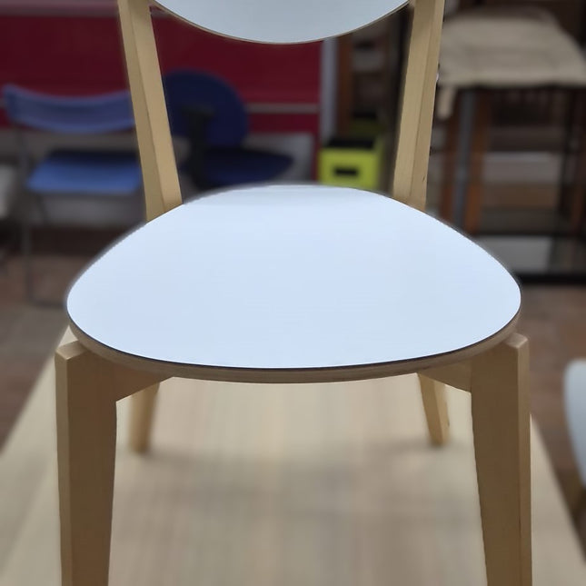 MESA CON SILLAS