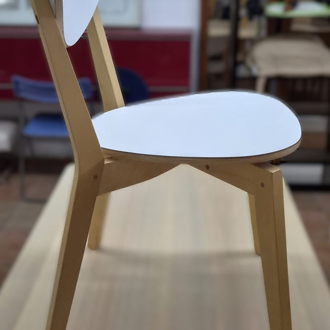 MESA CON SILLAS