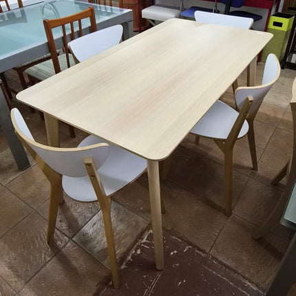 MESA CON SILLAS