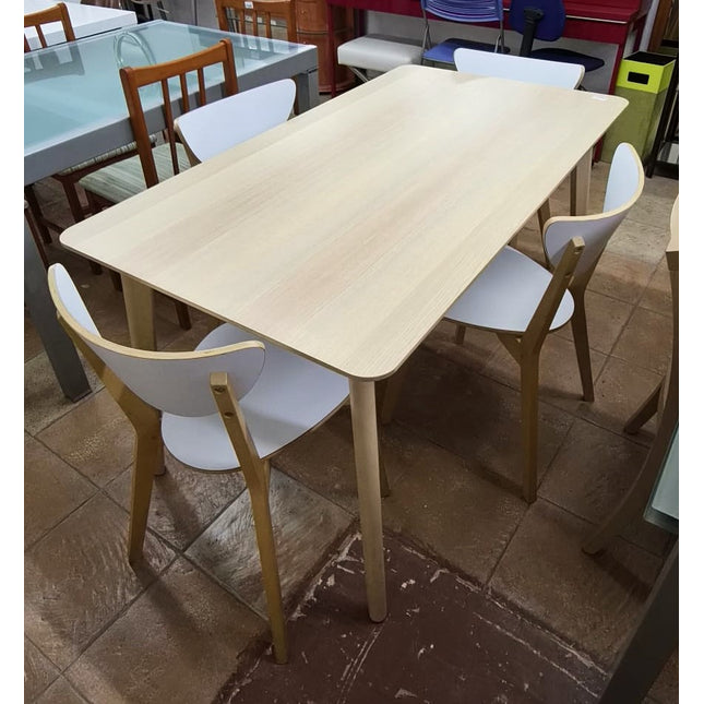 MESA CON SILLAS