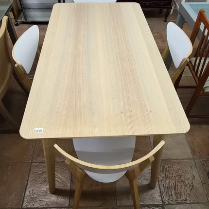 MESA CON SILLAS