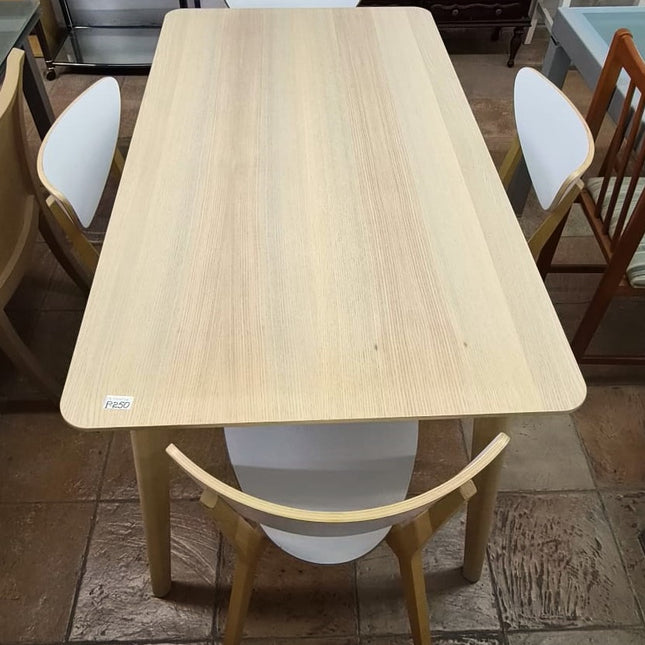 MESA CON SILLAS