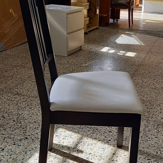 CUATRO SILLAS DE COMEDOR