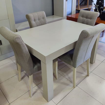 MESA EXTENSIBLE CON CUATRO SILLAS