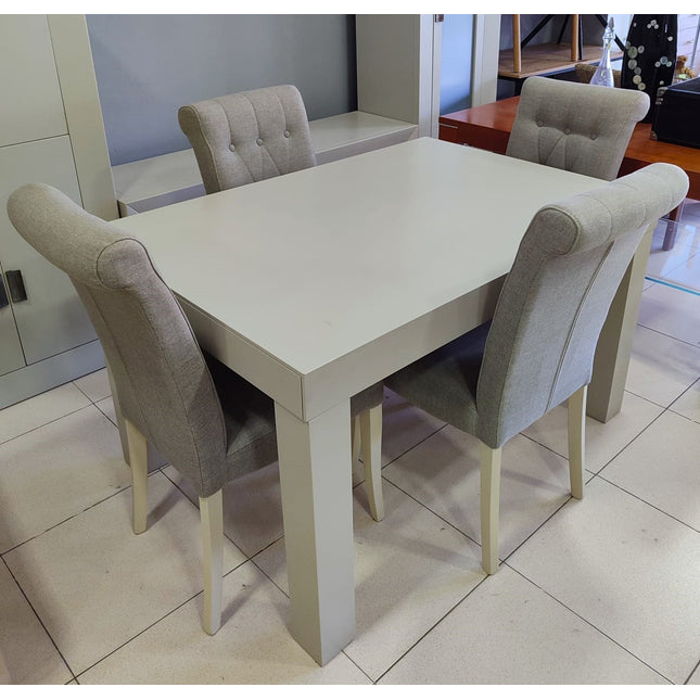 MESA EXTENSIBLE CON CUATRO SILLAS