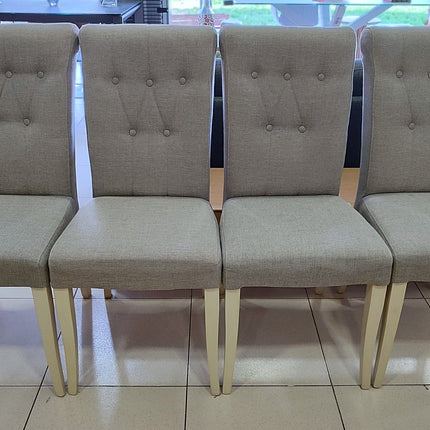 MESA EXTENSIBLE CON CUATRO SILLAS