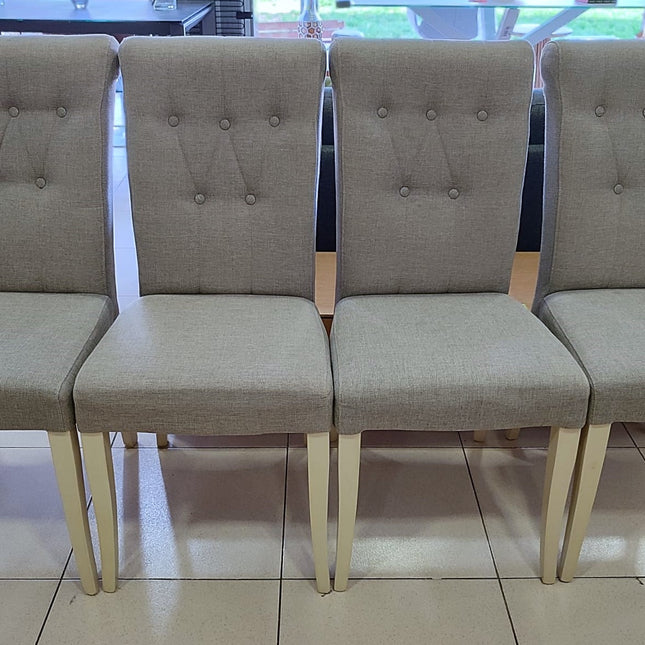 MESA EXTENSIBLE CON CUATRO SILLAS