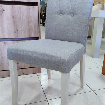 MESA EXTENSIBLE CON CUATRO SILLAS