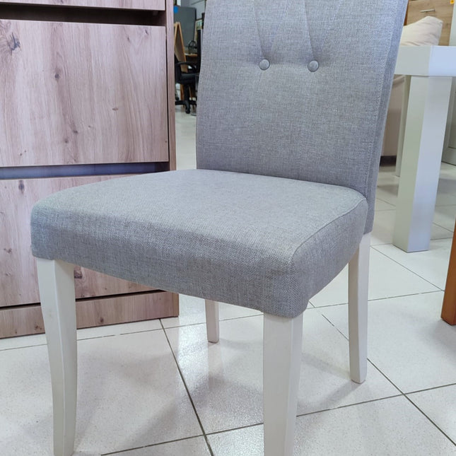 MESA EXTENSIBLE CON CUATRO SILLAS