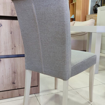 MESA EXTENSIBLE CON CUATRO SILLAS