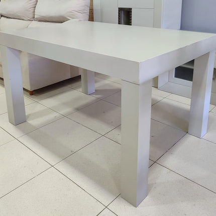 MESA EXTENSIBLE CON CUATRO SILLAS