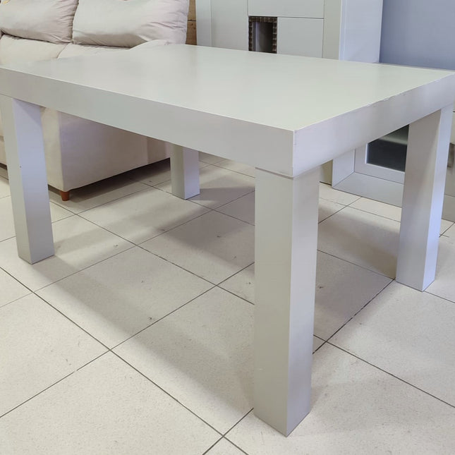 MESA EXTENSIBLE CON CUATRO SILLAS