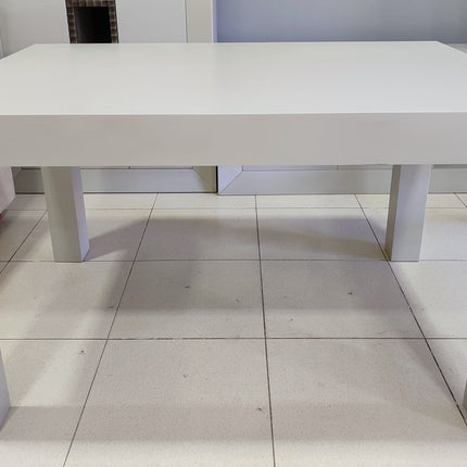 MESA EXTENSIBLE CON CUATRO SILLAS