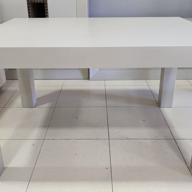 MESA EXTENSIBLE CON CUATRO SILLAS