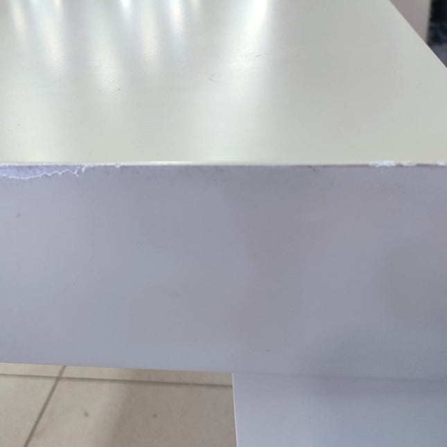MESA EXTENSIBLE CON CUATRO SILLAS