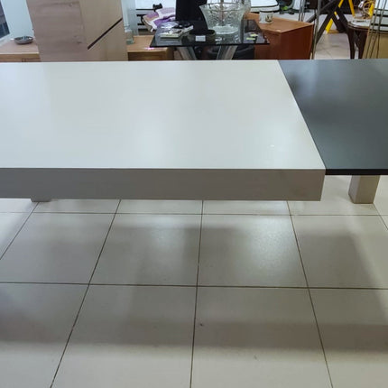 MESA EXTENSIBLE CON CUATRO SILLAS