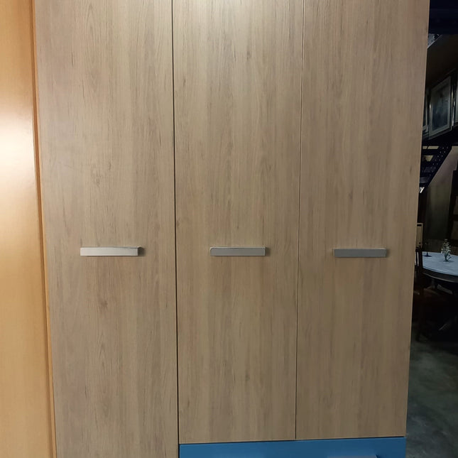 ARMARIO JUVENIL TRES PUERTAS