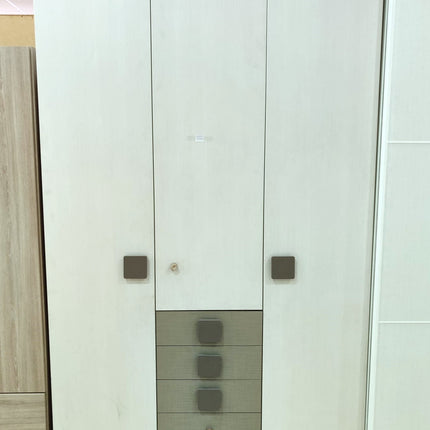 ARMARIO TRES PUERTAS