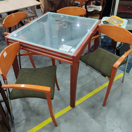 MESA CON CUATRO SILLAS