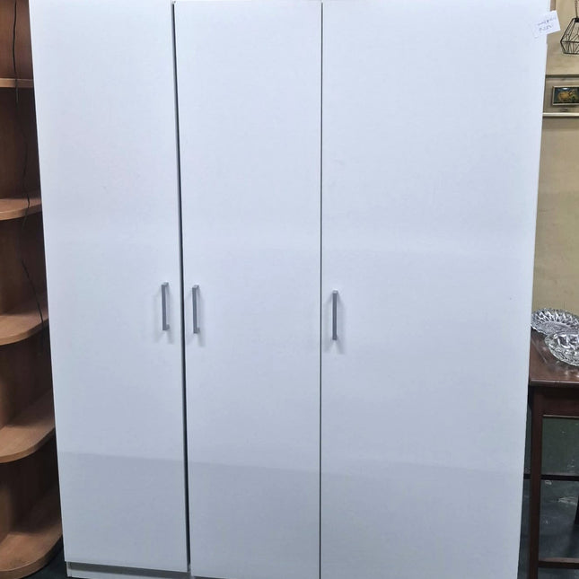 ARMARIO TRES PUERTAS