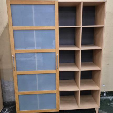 ESTANTERÍA CON PUERTA CORREDERA