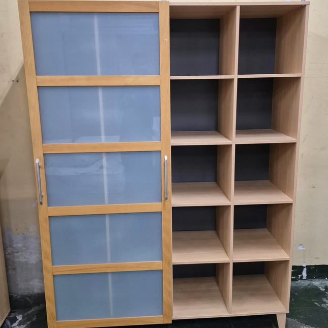 ESTANTERÍA CON PUERTA CORREDERA
