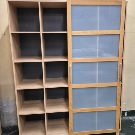 ESTANTERÍA CON PUERTA CORREDERA