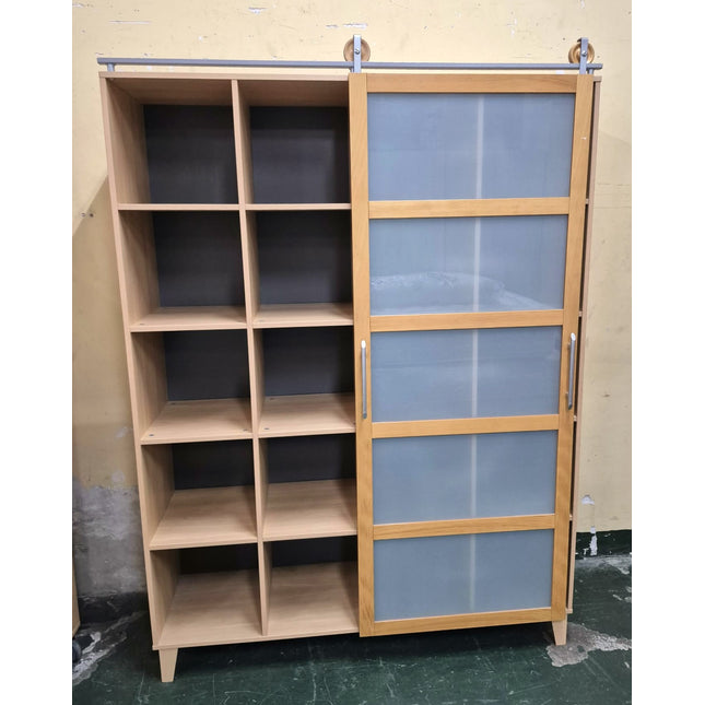 ESTANTERÍA CON PUERTA CORREDERA