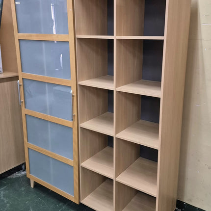 ESTANTERÍA CON PUERTA CORREDERA