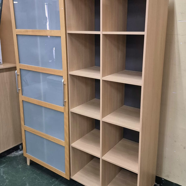 ESTANTERÍA CON PUERTA CORREDERA