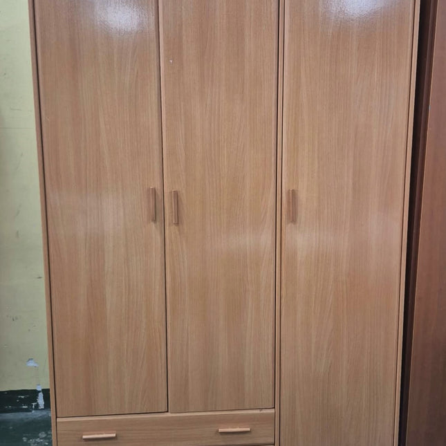 ARMARIO TRES PUERTAS