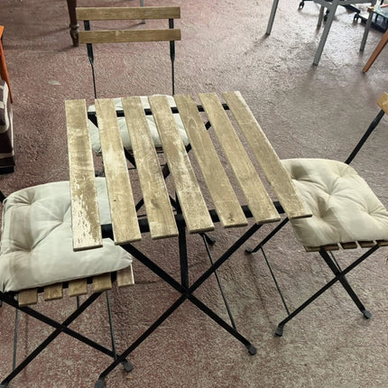 MESA Y TRES SILLAS DE JARDÍN "TÄRNÖ"