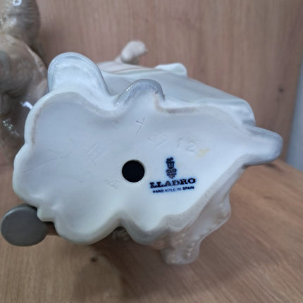 FIGURA DECORATIVA DE PORCELANA