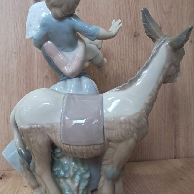 FIGURA DECORATIVA DE PORCELANA