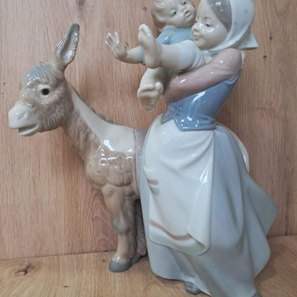 FIGURA DECORATIVA DE PORCELANA